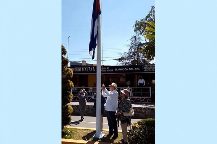 Bandera de Cuba flota en Avenida Las Naciones en Teotihuacán, México