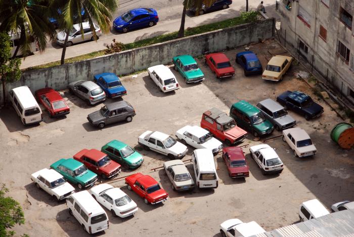 La Habana vista desde el hotel Habana Libre. Parqueo de carros.