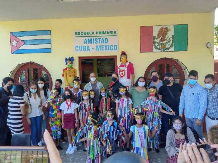 La delegación del Partido Morena visitó una escuela primaria de La Habana.