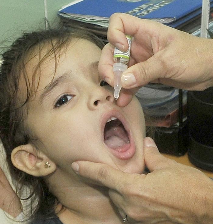 Policlinico Docente Ramon Gonzalez Coro vacunacion antipolio en Cuba.