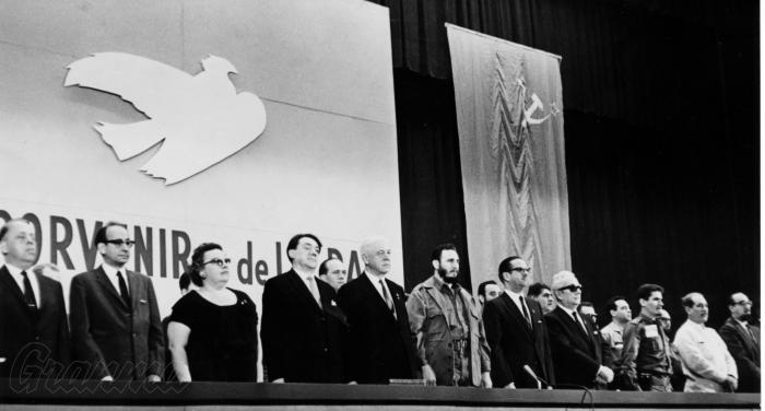 Acto de entrega a Fidel del Premio Lenin de la Paz en el teatro Chaplin, La Habana, 21 de marzo de 1962..
