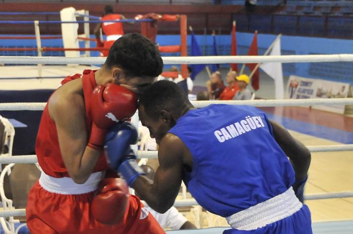 58 Edicion del Torneo Nacional de Boxeo Playa Giron-Camaguey 2019- combate de  52 kg entre Joirge A Grinan de SSP de color rojo y Damian Arce CMG de coly azul ganador del combate