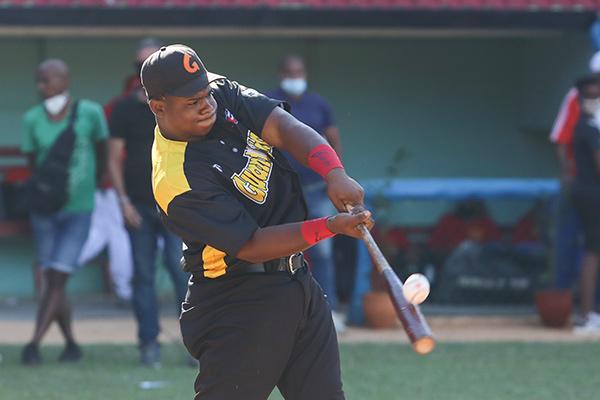 Pedro Pablo Revilla despachó dos pelotas más allá de la cerca y vuelve a ser el líder jonronero de la temporada