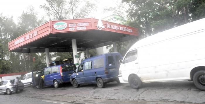 Cupet cola para hechar combustible.