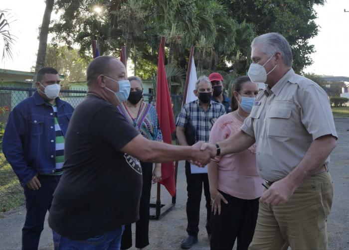 El mandatario cubano inició su recorrido por el central azucarero 14 de Julio, primero en cumplir la zafra en el país