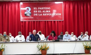 «En el núcleo debe discutirse todo lo que le interesa a la militancia y a la población, en especial las cuestiones que más los afectan directamente», afirmó Díaz-Canel. FOTO: ESTUDIOS REVOLUCIÓN