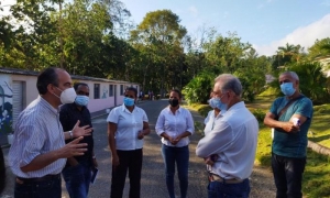Polanco en el organopónico de la comunidad LasTerrazas
