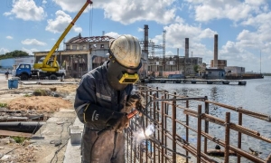 Cuba dispone de 4 708 800 trabajadores: 3 105 400 en el sector estatal y 1 603 400 en el no estatal. foto: ariel cecilio lemus
