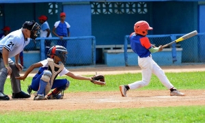 El choque atraerá la atención de mucho público, sobre todo de niños y jóvenes, deseosos de apreciar las cualidades de las futuras estrellas del beisbol cubano. Foto: Luis Carlos Palacios