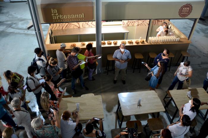 Inauguración y entrega de obras sociales en la Habana vieja. Hamburgueseria Artesanal
