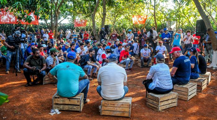 Trabajo voluntario en homenaje al 60 aniversario de la UJC y la OPJM, encabezado por el Presidente de Cuba, Miguel Díaz-Canel Bermúdez, finca El Valiente, sembrando Yuca y Maiz