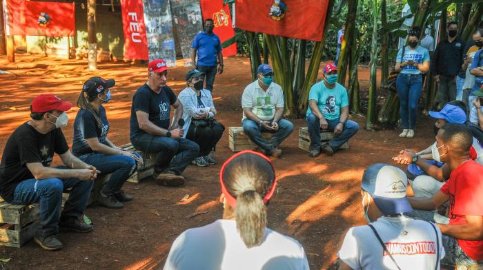 Trabajo voluntario en homenaje al 60 aniversario de la UJC y la OPJM, Pr4esidido por el Presidente de Cuba, Miguel Díaz-Canel Bermúdez, finca El Valiente, sembrando Yuca y Maiz