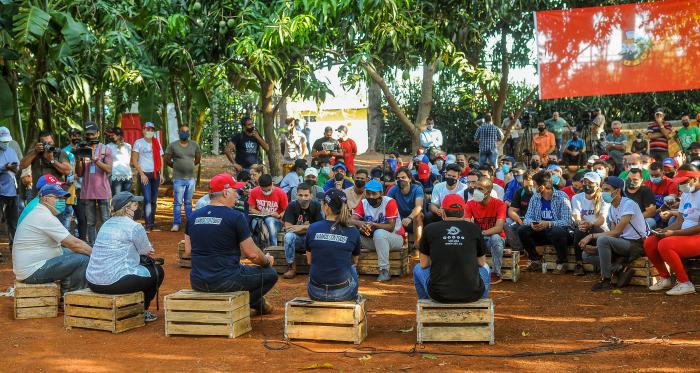Trabajo voluntario en homenaje al 60 aniversario de la UJC y la OPJM,encabezado por el Presidente de Cuba, Miguel Díaz Canell Bermúdez, finca El Valiente, sembrando Yuca y Maiz