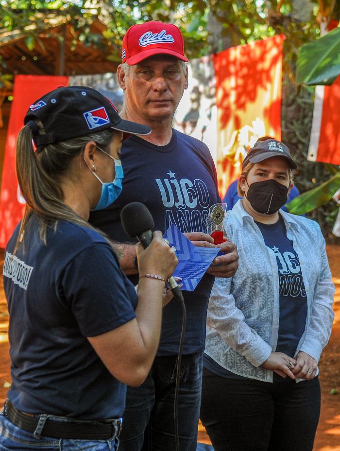 Trabajo voluntario en homenaje al 60 aniversario de la UJC y la OPJM, encabezado por el Presidente de Cuba, Miguel Díaz Canell Bermúdez, finca El Valiente, sembrando Yuca y Maiz