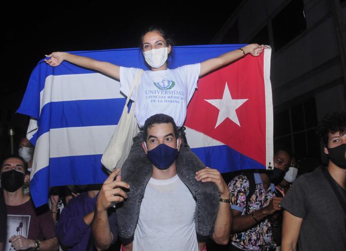 Marcha de las antorchas por el aniversario 169 del natalicio de José Martí, presidido por Miguel Díaz - Canel, primer secretario del  CCPCC y Presidente de la República; el General de Ejército Raul 