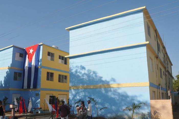 Inauguran complejo de viviendas en Las Tunas
	