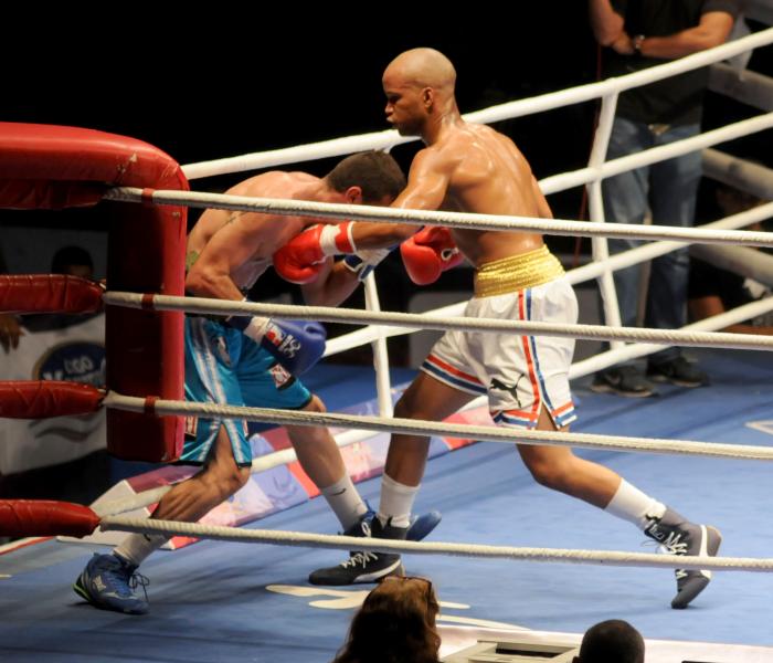 VII Serie Mundial de Boxeo entre Domadores de Cuba y Condores de Argentina combate de mas de 69 kg entre Roniel Iglesia de Cuba a la derecha y  Federico Schinina de Argentina a la izquierda