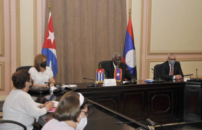 Video conferencia entre Esteban Lazo Presidente de la Asamblea Nacional del Poder Popular y el Presidente de la Asamble de Lao, estando presente Ana Teresita Presidenta de la Comicion Electoral y Omero Acosta Diputado.