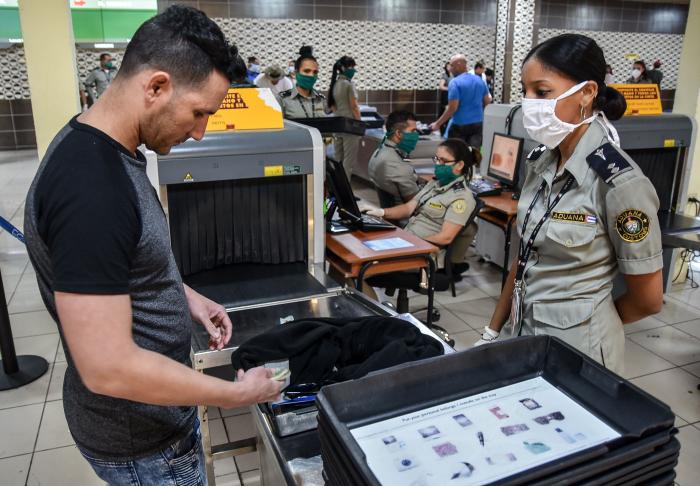 Aduana de Cuba, prevención Coronavirus, en el Aeropuerto Interncional Jose Martí