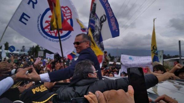 En las afueras de la cárcel de Latacunga, seguidores, amigos y familiares de Glas esperaban su salida tras la concesión de un habeas corpus.