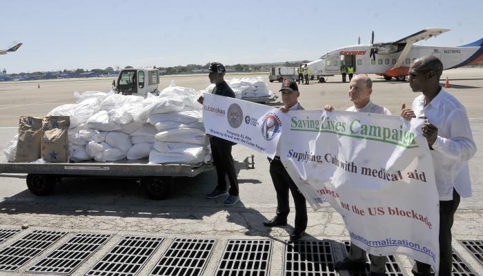 Donacion de leche en polvopor la Fundacion Cubanakoa del Preyecto El Pan,para los hospitale infantiles,estando presentes de izquierda a derecha Felix Sharpe,Joel Ortega,Mark Friedman y Alexis Martinez.