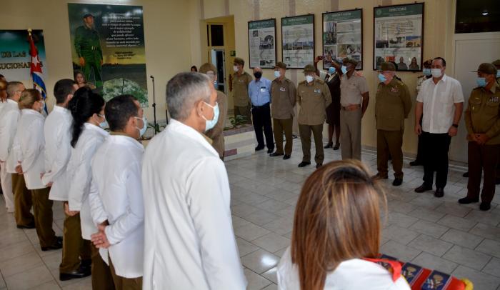 Entregan Orden al Servicio Distinguido a brigada médica procedente de Sudáfrica. José Ángel Portal ministro de salud y Álvaro López Miera Ministro de las FAR.