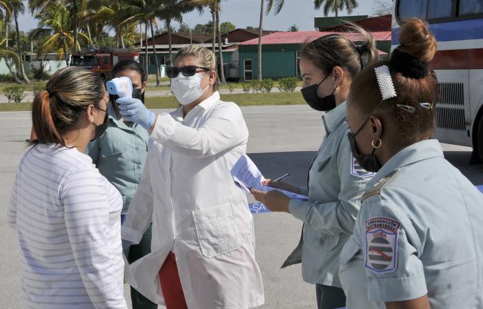 Llegada a Cuba de personas con visado varado en México.