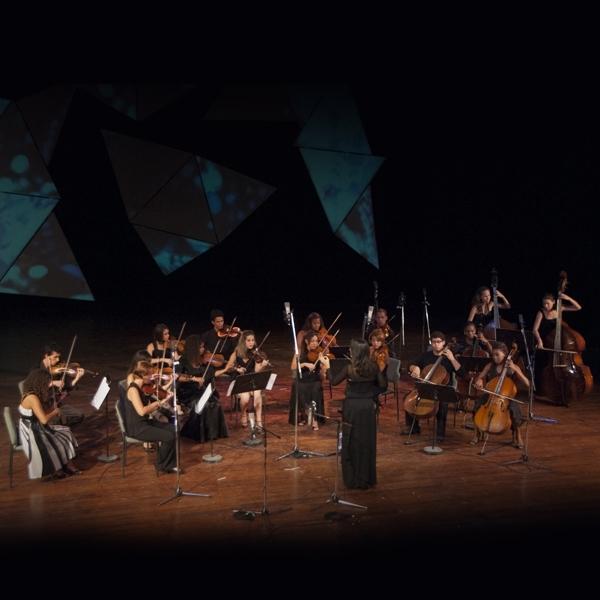 La Orquesta de Cámara de La Habana, bajo la dirección Daiana García