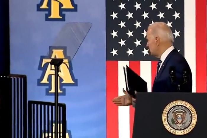 El momento en que Biden extiende la mano