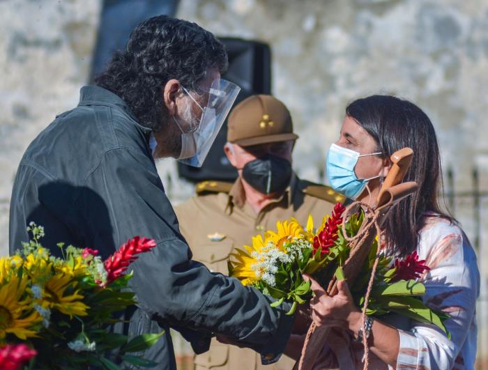Momento en que es entregada la réplica del machete de Máximo Gómez a una de las reconocidas