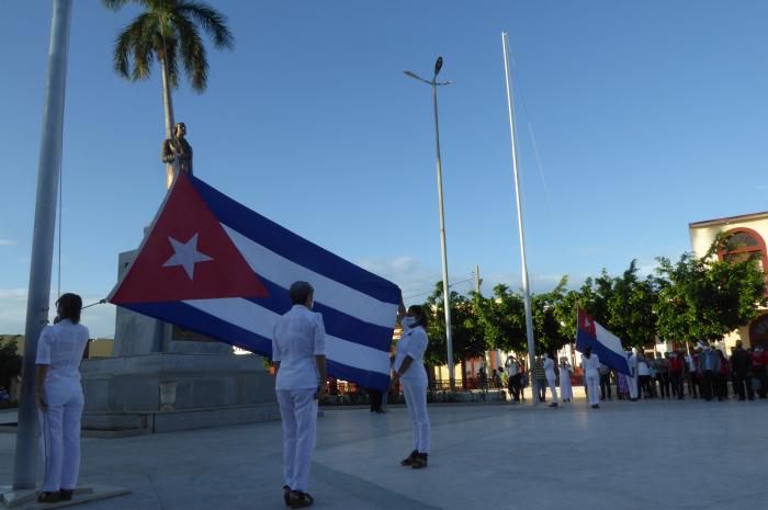 La ceremonia de las banderas en la histórica Plaza de la Revolución de Bayamo, formó parte del tributo al Padre fundador de la nación cubana.