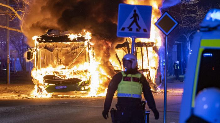 Un policía durante los disturbios en la ciudad de Malmo 