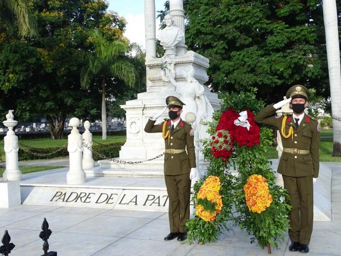 Pie de fotos: 203- Céspedes. Natalicio:
En Céspedes honraron los santiagueros a la patria libre. Foto del autor.