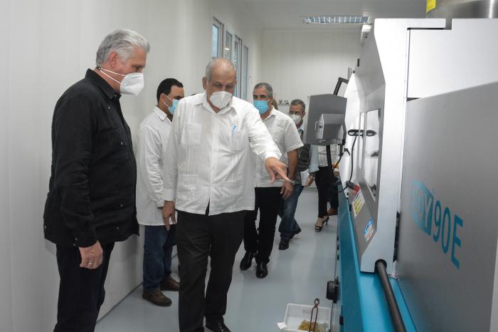 Miguel Díaz-Canel Bermúdez, Primer Secretario del Partido y Presidente de la República, en visita donde fue atendido por Mitchell Valdés-Sosa, director del Centro de Neurociencias. foto: estudios revolución