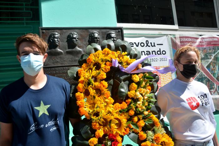 Ofrenda floral de los universitarios cubanos a los Mártires de Humboldt 7, en el aniversario 65 de su asesinato.