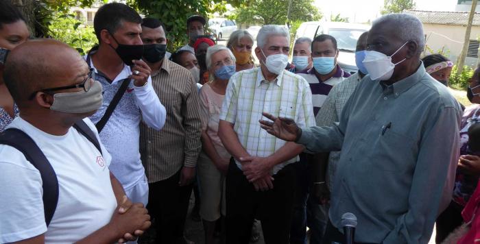 Lazo dialogó con los pobladores de la comunidad Raúl Maqueira, sobre las acciones que se llevan a cabo para resolver los principales problemas sociales acumulados.