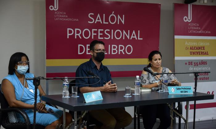 Panel sobre la edición de textos de Fidel en el Salón Profesional del Libro, Eliecer Ramírez, Katiuska Blanco y Regla Dueñas.
