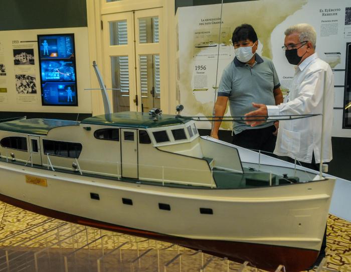 Visita Evo Morales Aima, expresidente de Bolivia, el centro de estudios Fidel Castro, le acompaña su director, René González Barrios