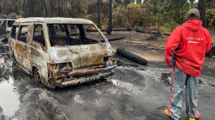 Escena de explosión de refinería de petróleo ilegal, en bosque de Abaezi