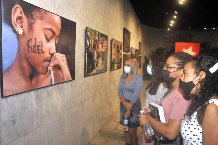 Exposición fotografica sobre el Comandante Fidel Castro Ruz en el memorial Jose Marti.