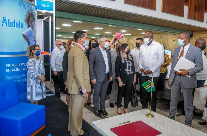 El primer ministro de Dominica, Roosevelt Skerrit, visita BIOHABANA en el palacio de convenciones, le acompaña Eduardo Martínz Díaz , Presidente de Bio Cuba Farma