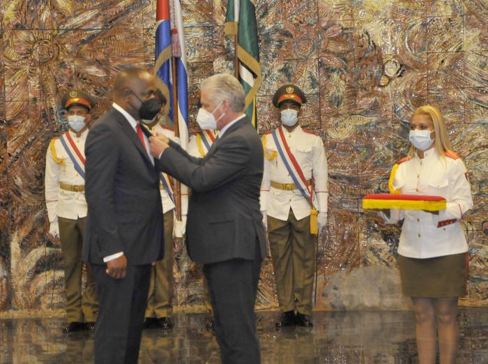 Miguel Diaz Canel Presidente de la Republica de Cuba pone la orden nacional Jose Marti al excelentisimo y honorable Roovelt Skerrit Ministro de Finaza,Resiliencia, Asunto Sotenible,Telecomunicaciones y Radio.