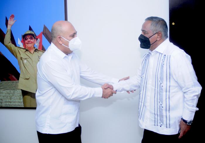 Roberto Morales Ojeda, Miembro redibe al primer ministro de Belice, John Antonio Briceño en el CCPCC.