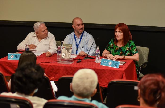 En el Colegio de San Gerónimo, se presentó el libro Un lirio en el desierto