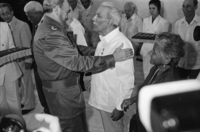 El Indio Naborí recibe, de Fidel, el título de Héroe del Trabajo de la República de Cuba
