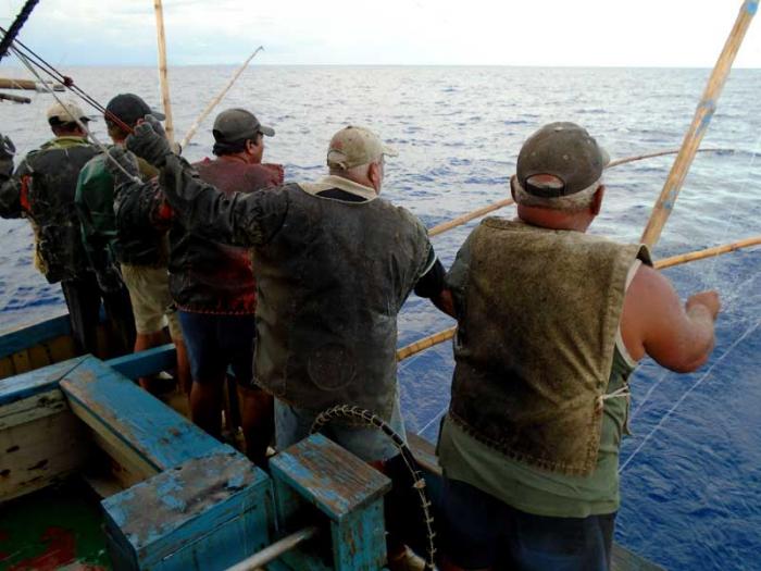 Pescadores en alta mar. barco langostero perteneciente a La Coloma