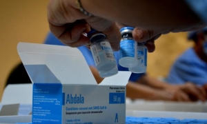 Trabajo sobre la producción de vacunas ABDALA en los laboratorios AICA del grupo Biocubafarma.