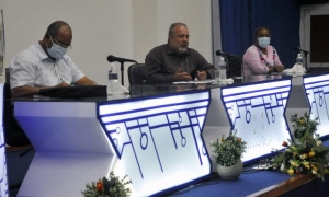 El Primer Ministro visita joven club de computacion