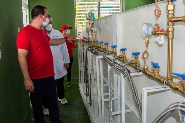 José Ángel Portal Miranda, ministro de Salud Pública, visita nueva planta generadora de oxígeno medicinal  inaugurada hoy en Pinar del Río