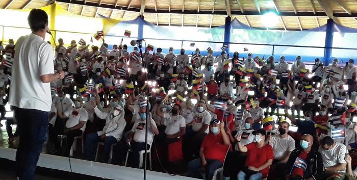 Estandartes en alto y canciones de resistencia, acompañaron a este primero de mayo cubano, en Venezuela